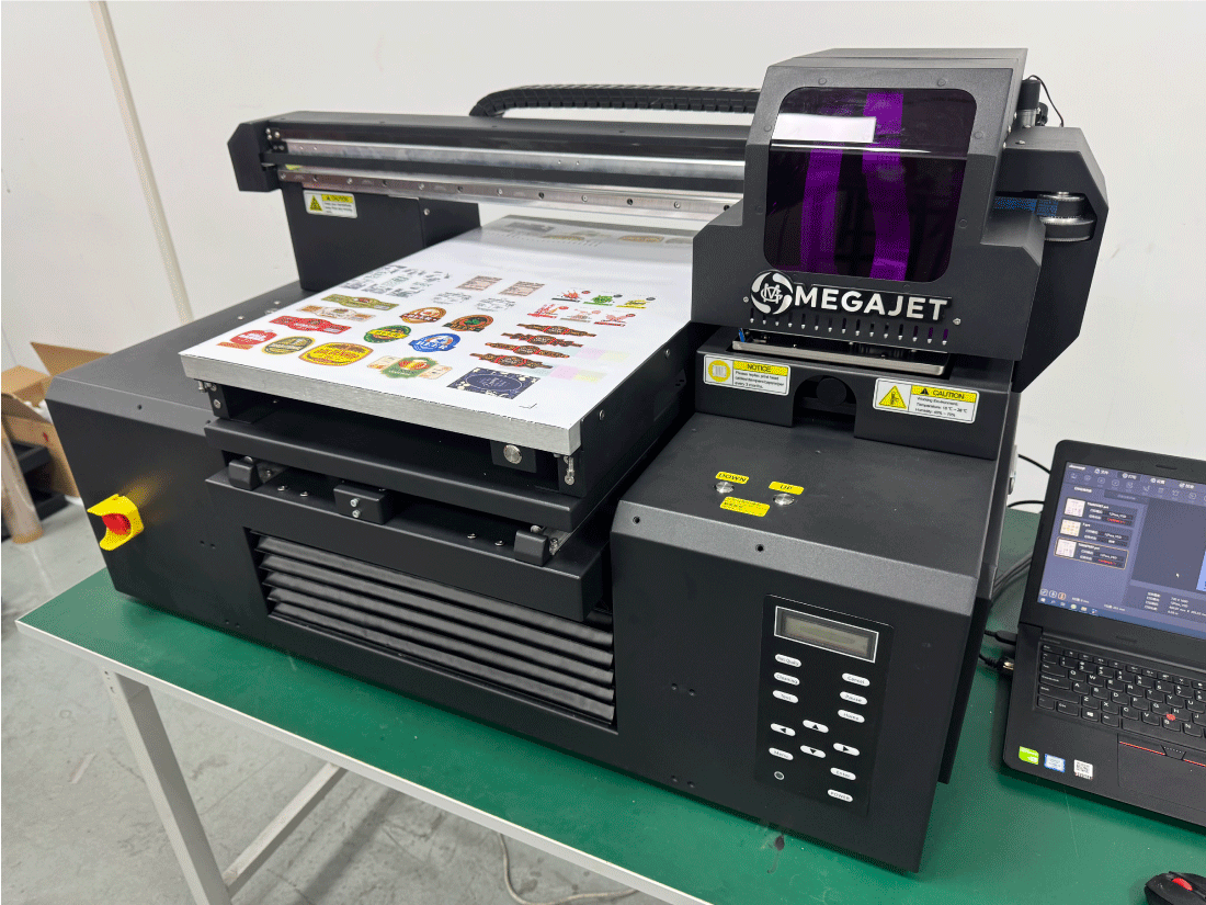 PLOTTER CAMA PLANA UV MEGAJET DE 40X60CMS CON 2 CABEZALES i1600 CMYK + W + V - Imagen 4